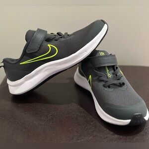 New Nike Kids Star Runner 3 - Size 1.5
